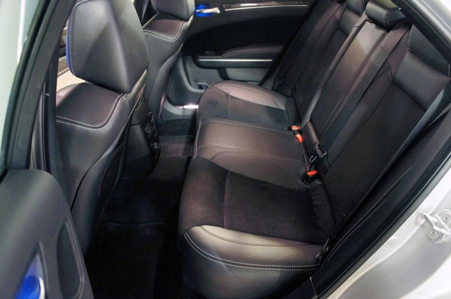  Chrysler 300C SRT8 2012 года  (фото 7 из 100)